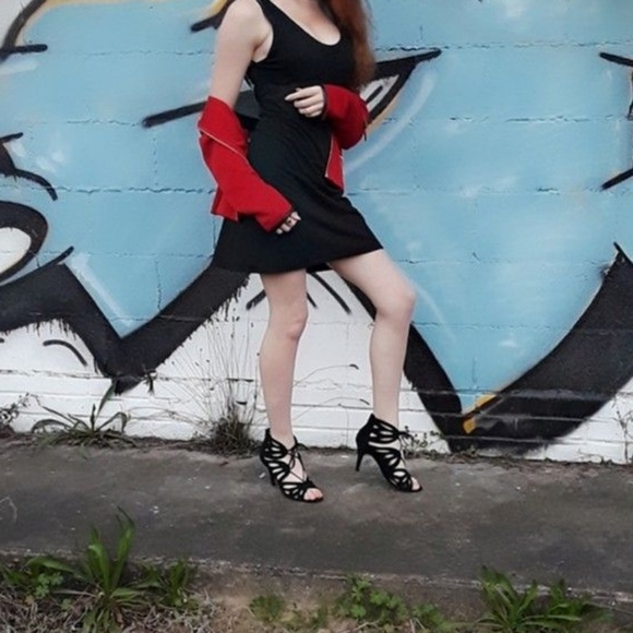 meet your posher, elizabeth 💘 - Picture 2 of 2